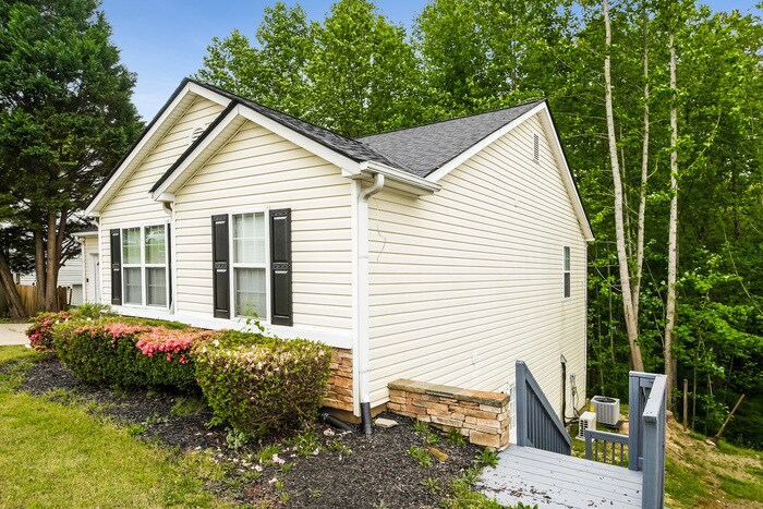 Building Photo - 329 Hillcrest Ln