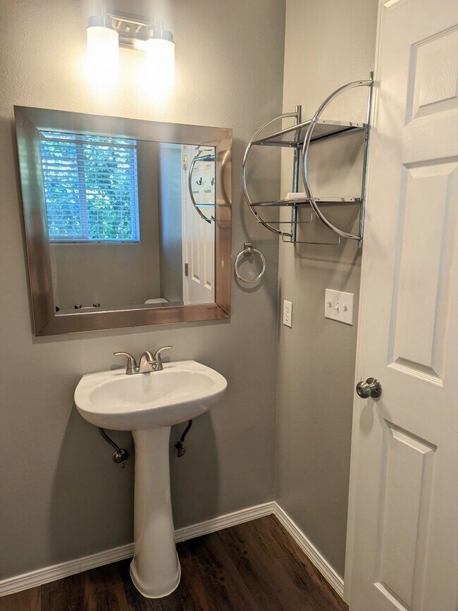Building Photo - Beautiful Beaverton Townhouse Available Now!