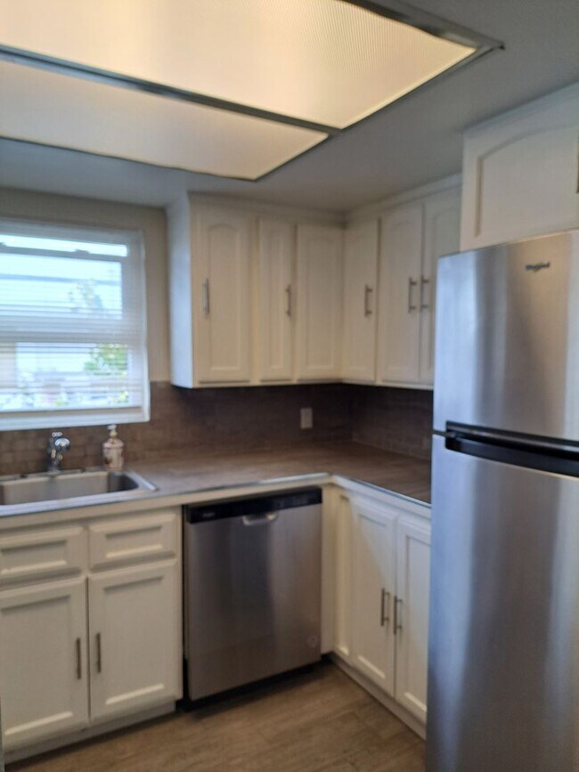 Building Photo - 1835 Carmona Ave