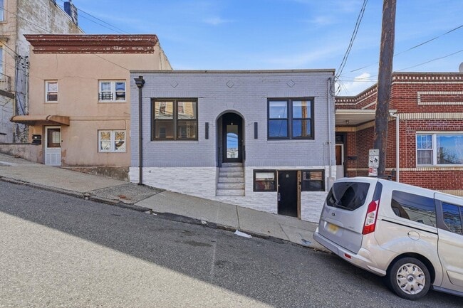 Building Photo - 1205 Hillside Pl