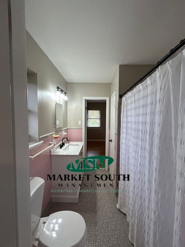 Building Photo - Savannah living with modern conveniences