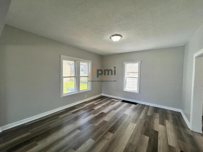Building Photo - 906 2nd St