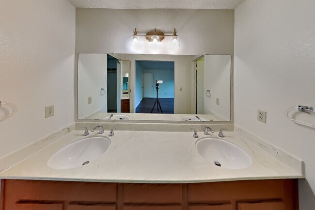 Building Photo - 1091 Discovery Way