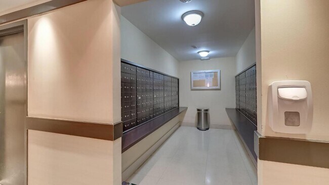 Building Photo - 2555 Collins Ave