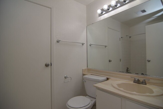 Building Photo - Updated 3  Bedroom 2 Bath Home! Located in Convenient South Tucson Location!