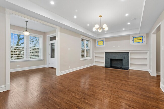 Building Photo - 4932 N Ridgeway Ave