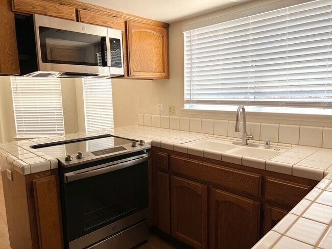 Building Photo - 4 Bed, 2.5 Bath Home with 3-Car Garage in Clovis Unified School District