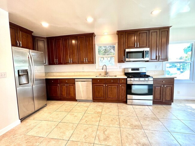 Building Photo - Quiet and Charming West LA Home!