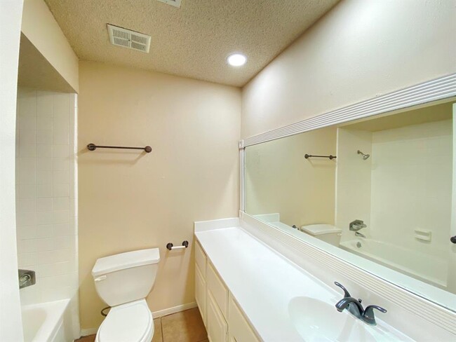 Building Photo - 7700 Creekbend Dr