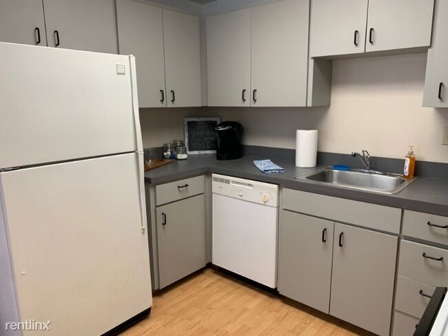 Building Photo - 3 br, 2 bath Apartment - 307 S Newport Ave