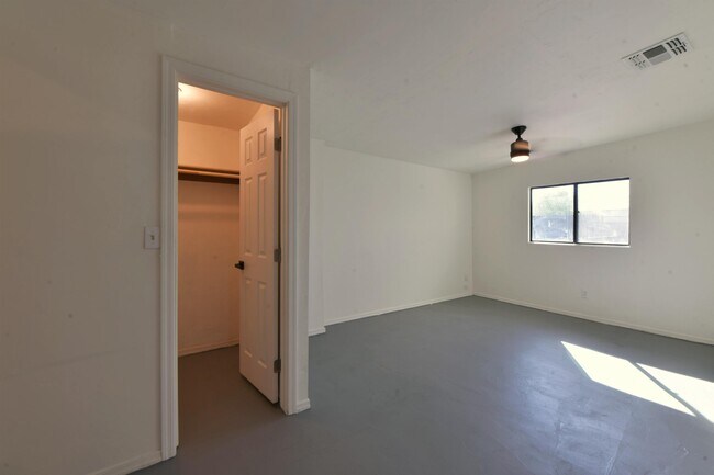Building Photo - 1211 S 9th Ave
