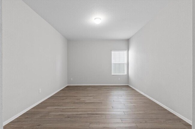 Building Photo - 261 Hortus Dr