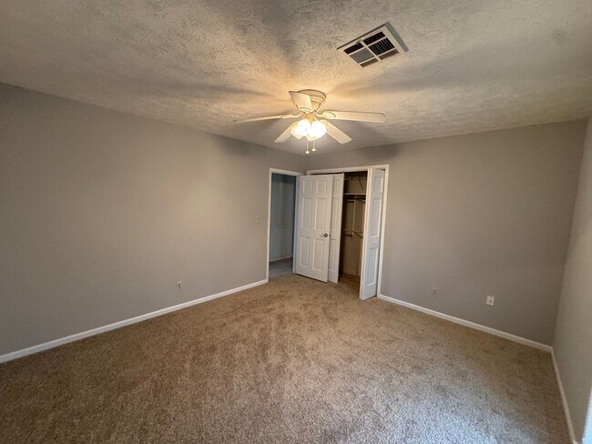 Building Photo - Large FOUR bedroom in Brentwood