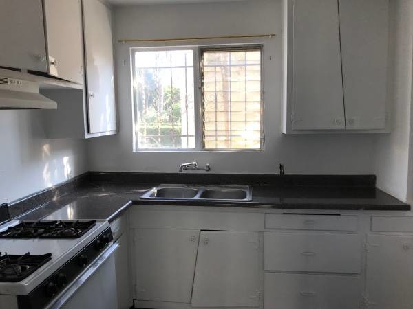 Kitchen - 1065 S Norton Ave