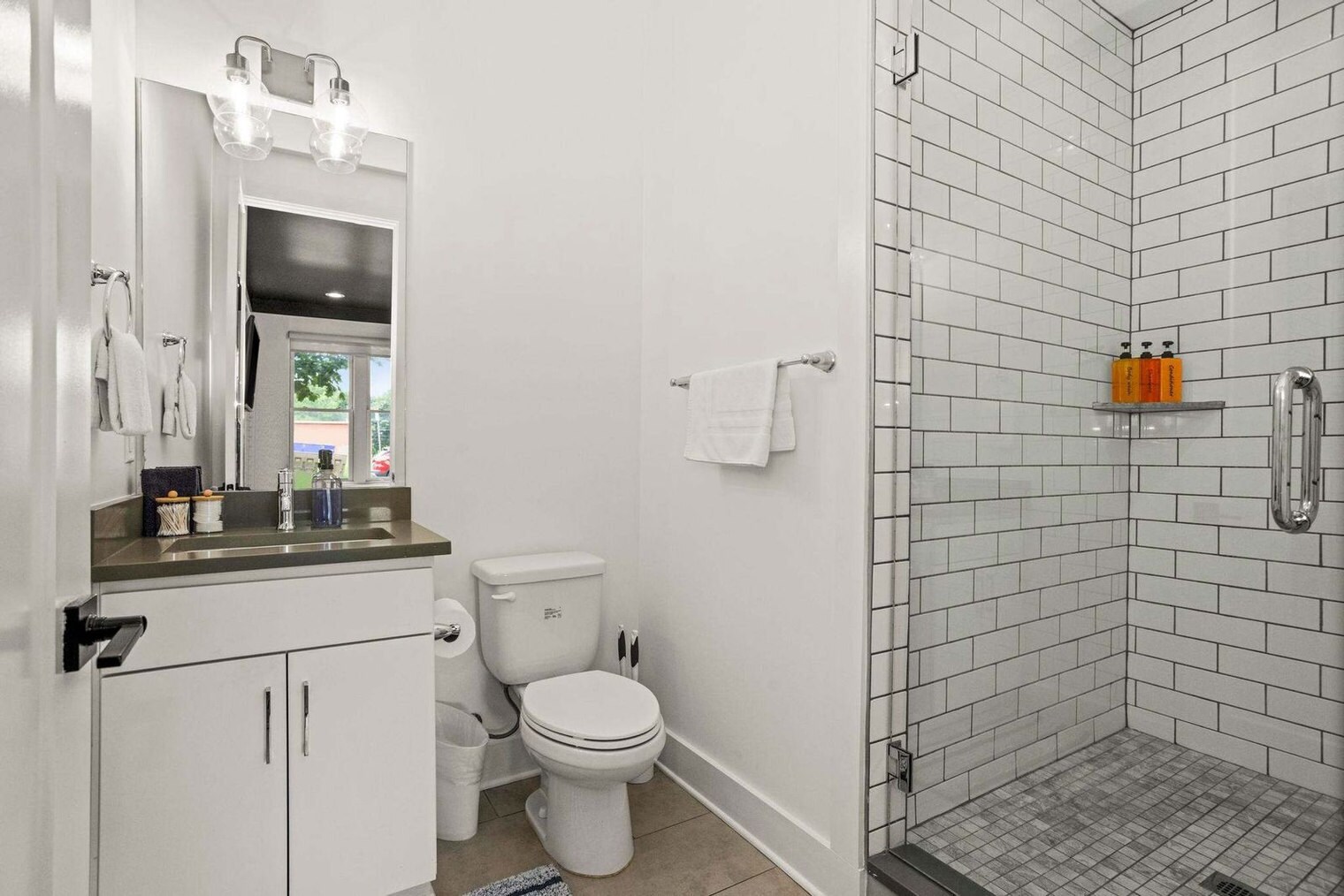 Building Photo - 776 E Argyle Ave