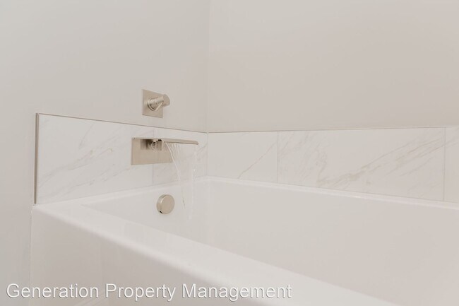 Building Photo - 4 br, 2.5 bath House - 566 Strong Avenue