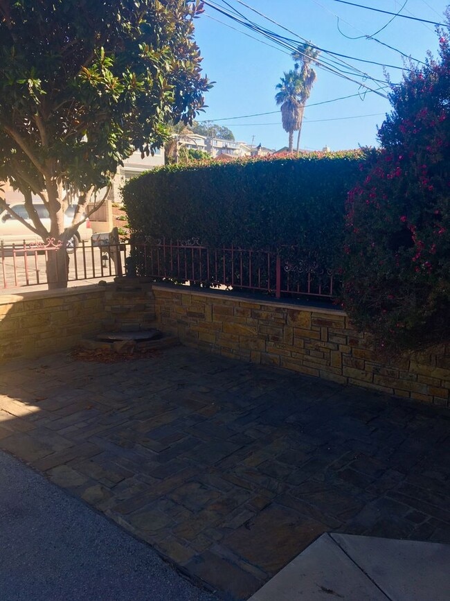 Building Photo - Well maintained 2 bedroom home