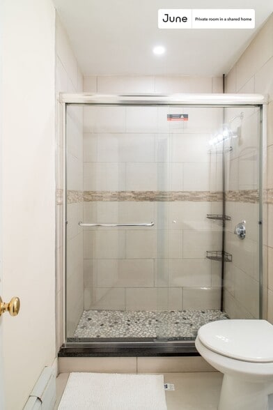 Building Photo - Room in Shared 5 bed/1 bath home in Mission Hill