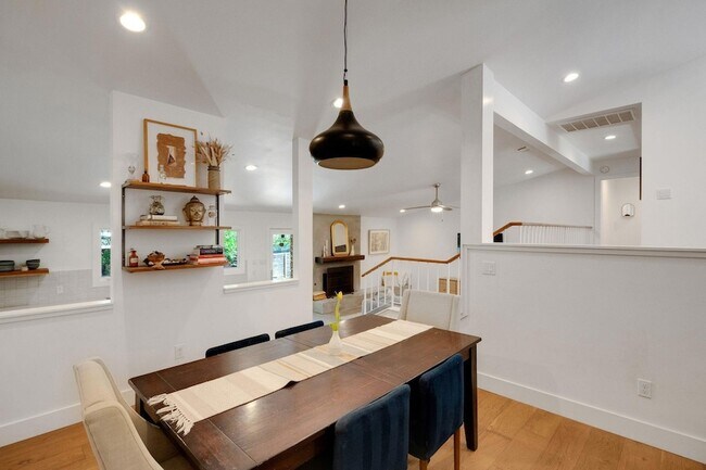 Building Photo - 2502 Side Cove