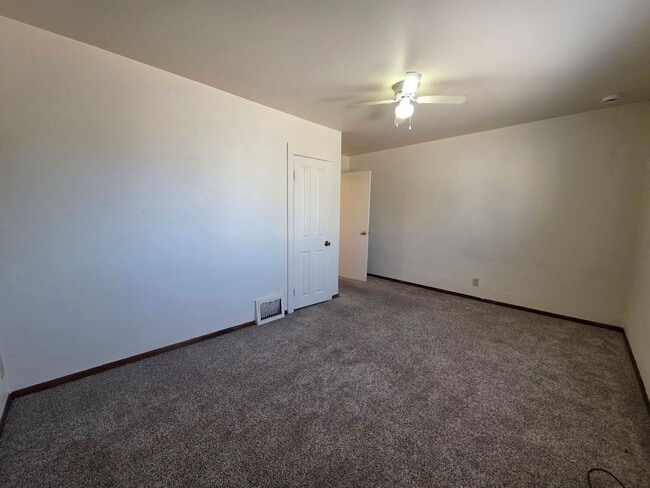 Building Photo - 1952 Roosevelt Ave