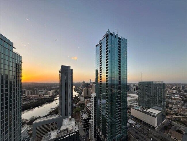 Building Photo - 610 Davis St