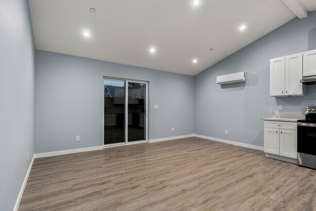 Building Photo - 335 N Olive St