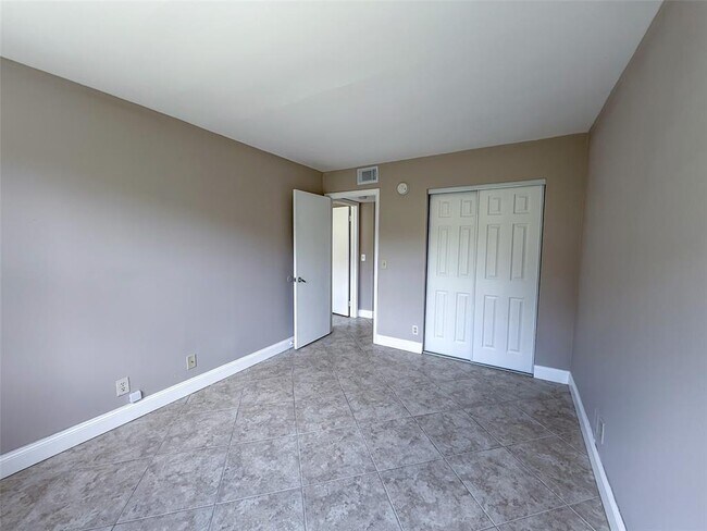 Building Photo - 8781 Wiles Rd