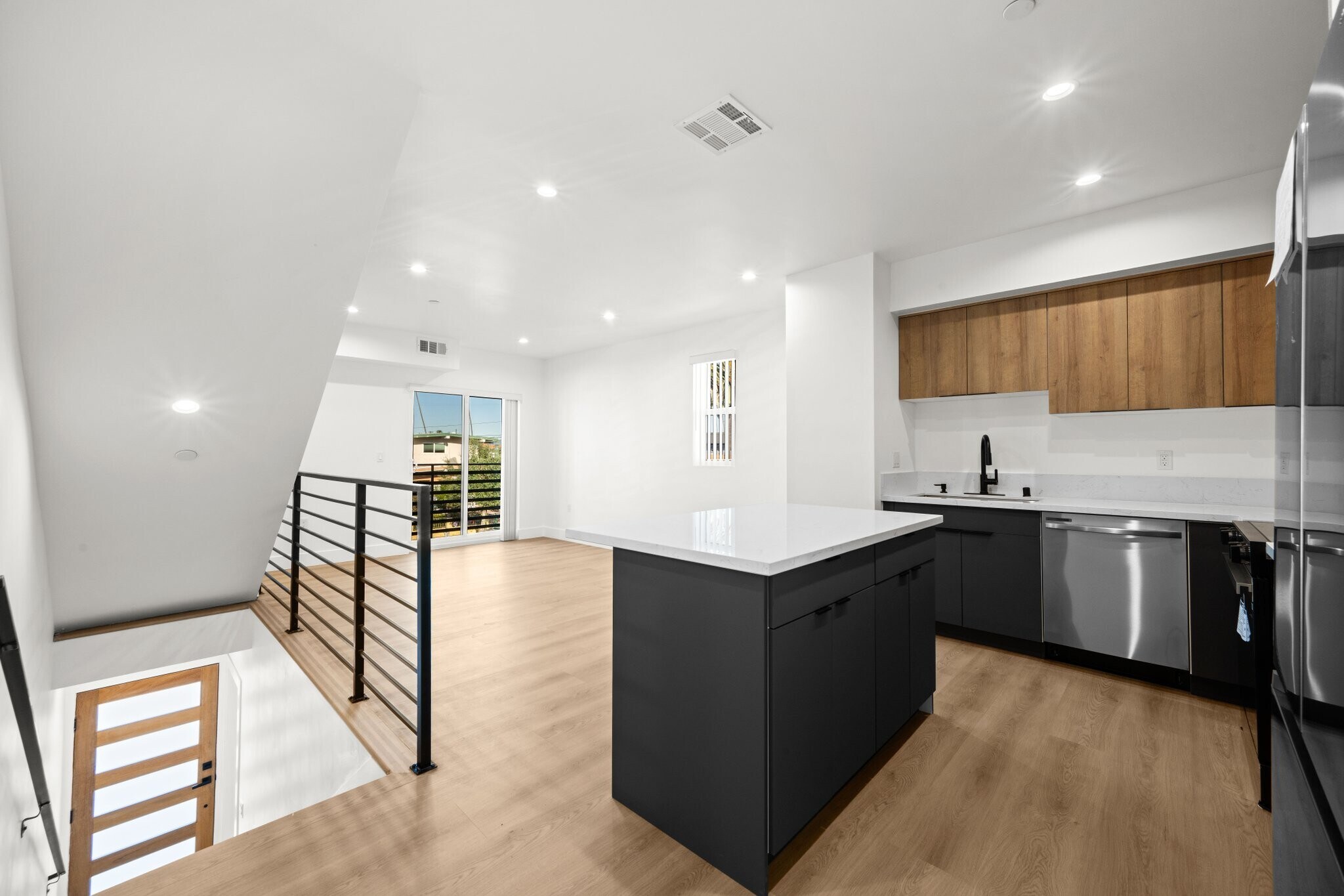 Building Photo - 2000 Hillcrest Dr