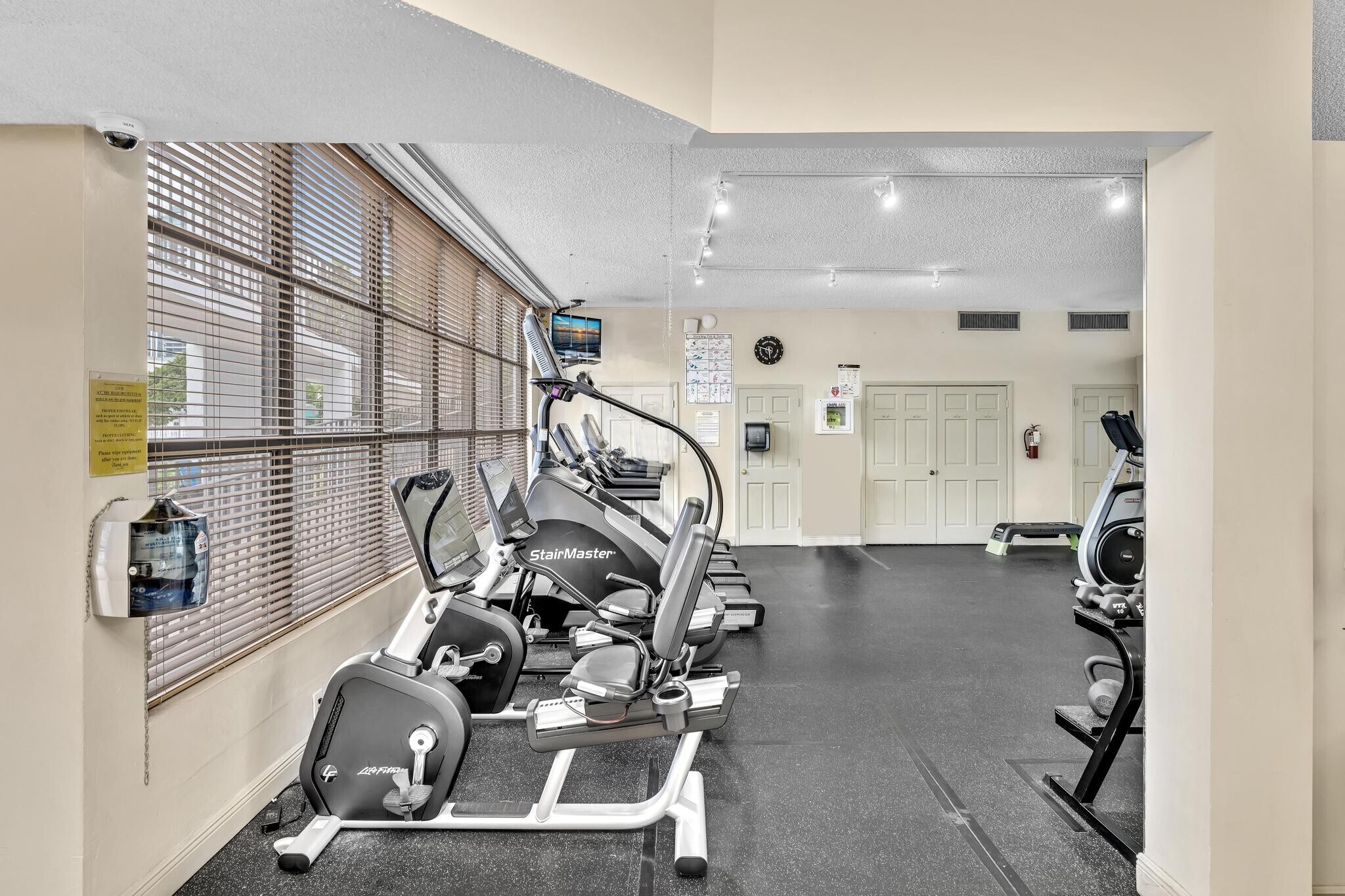 Building Photo - 1000 Parkview Dr