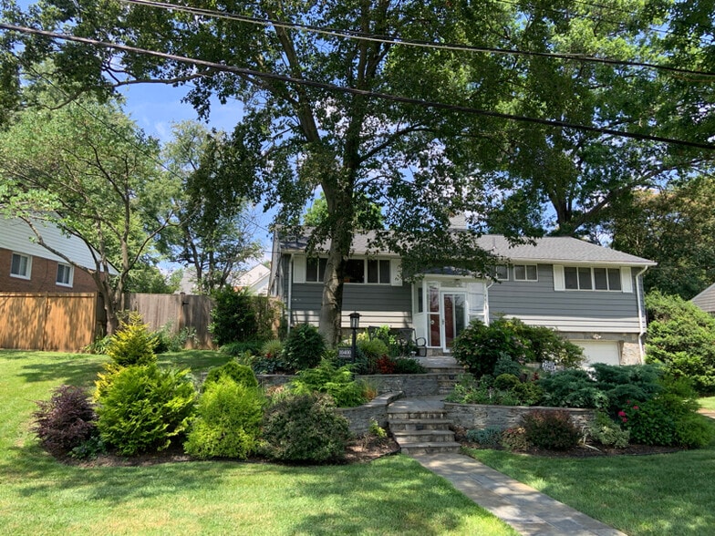 Primary Photo - 10400 Farnham Dr