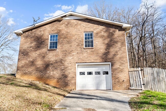 Building Photo - Newly Updated 4bd/3bth in Seymour!