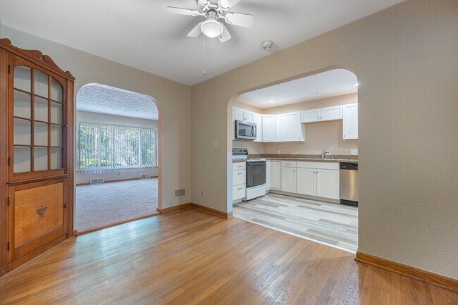 Building Photo - 1822 W Schantz Ave