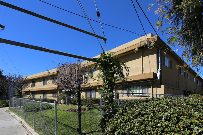 Building Photo - Altadena manor apartment