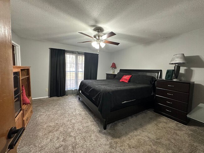 Building Photo - Introducing a charming 3-bedroom, 2.5-bathroom house located in the desirable area of Russellville