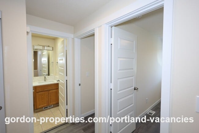 Building Photo - SE 121st Ave- 3 bedroom townhome with gas fireplace