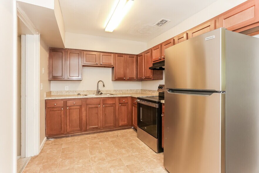 Building Photo - 7244 Rhode Island Dr E