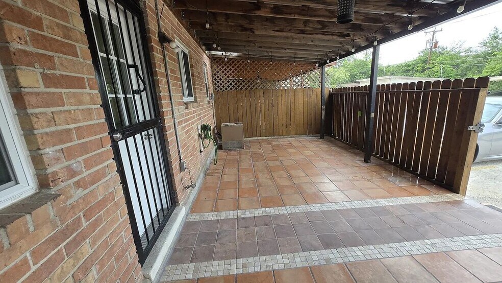 Building Photo - 105 W Silver Sands Dr
