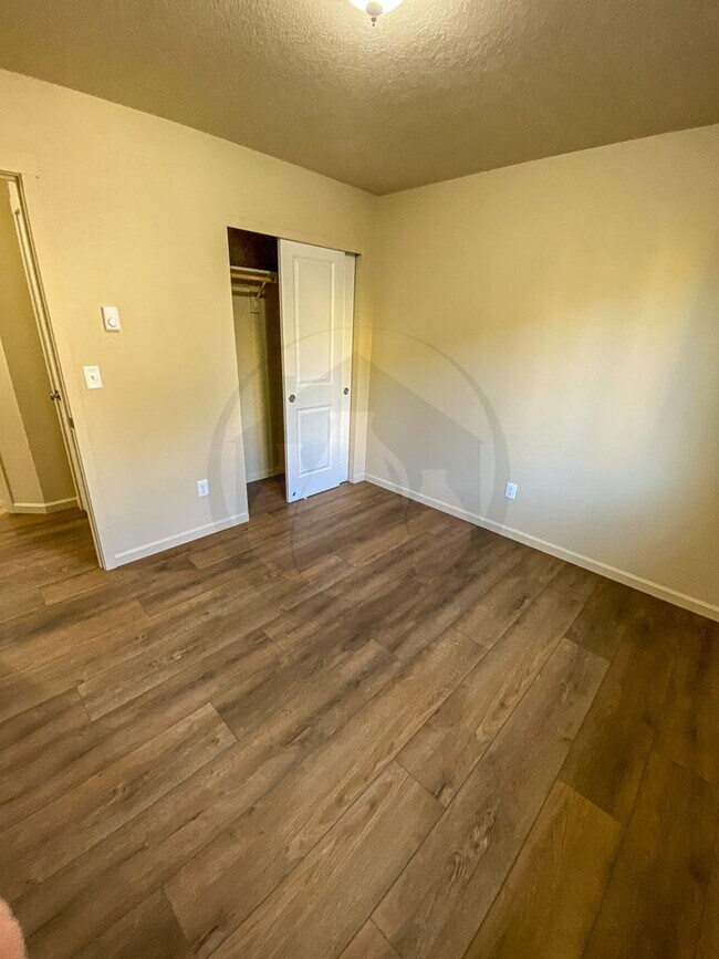 Building Photo - Willamina Duplex