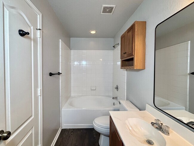 Building Photo - Spacious 4 Bedroom Home in Bristol Forest!