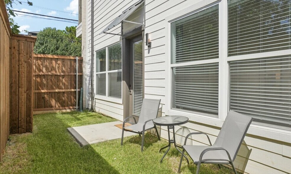 Building Photo - 6418 Maple Ave