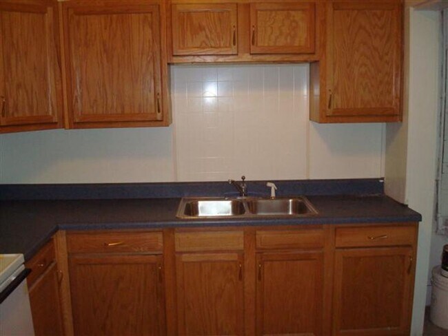 Building Photo - Charming Rental Property with Modern Upgrades and Convenient Location!
