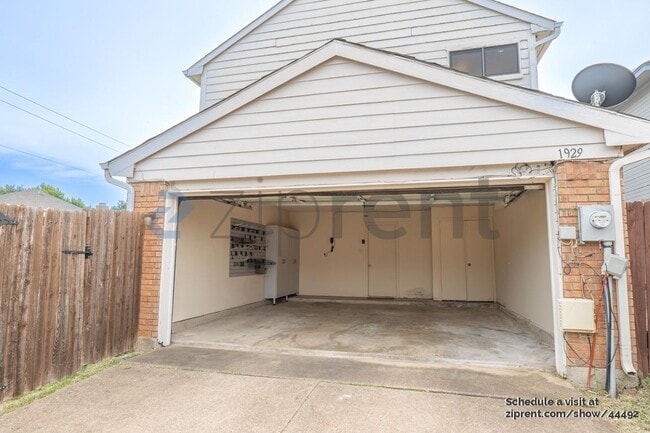 Building Photo - 1929 Pinecrest Dr