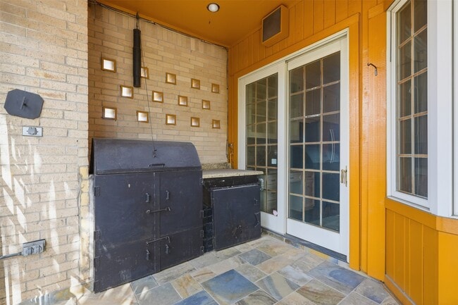 Building Photo - 4063 Breakwood Dr