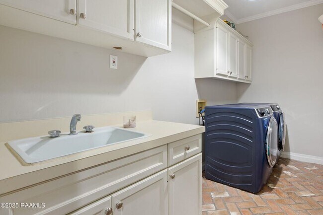 Building Photo - Beautifully updated 4-bedroom, 3-bath prop...