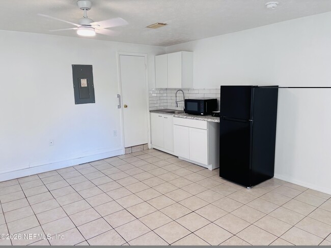 Building Photo - 8774 Country Creek Blvd