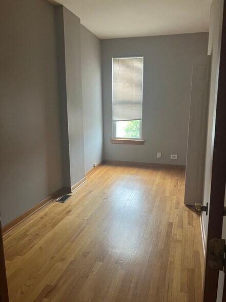 Building Photo - 2438 W Flournoy St