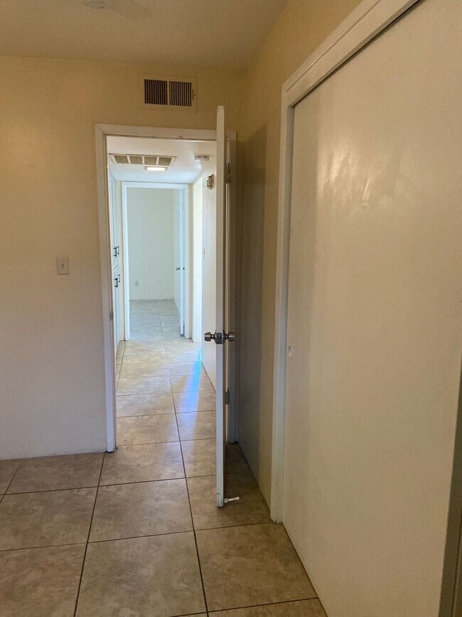 Building Photo - 913 Nimrod Ct