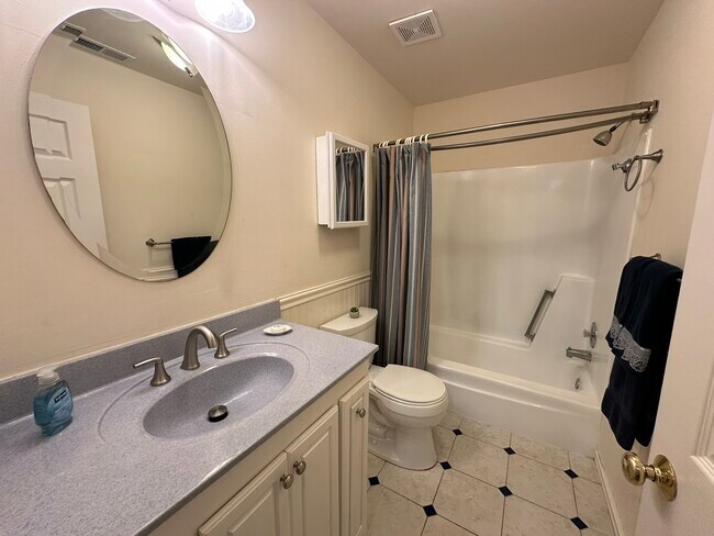 Building Photo - 703 Camelback Ct