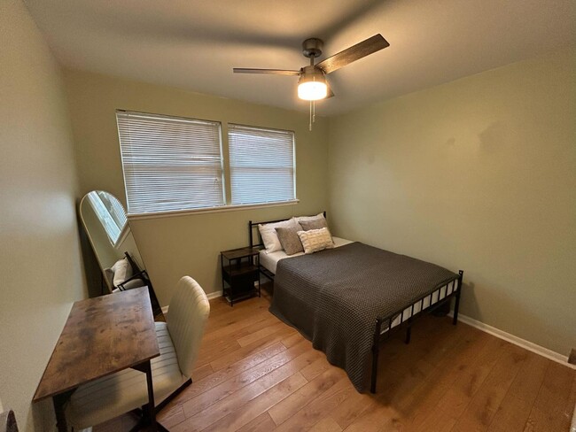 Building Photo - 900 Newcombe Rd