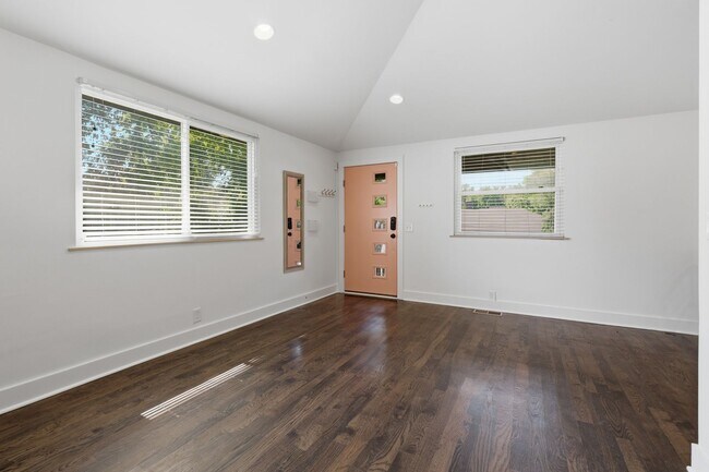 Building Photo - Cozy East Nashville Home